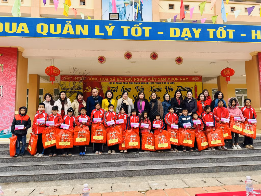 Hội Nữ Doanh nhân trao tặng quà cho học sinh có hoàn cảnh khó khăn của Trường Tiểu học và THCS Kỳ Thượng, TP Hạ Long.