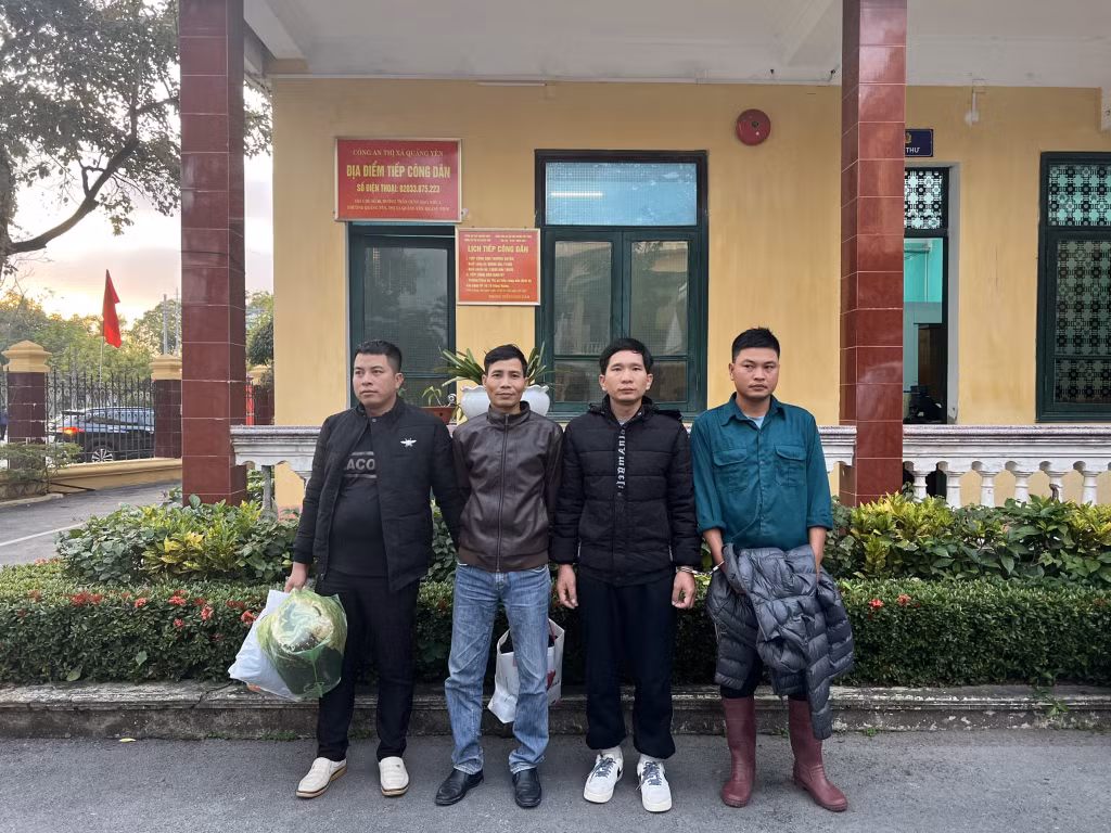 Nhóm 04 đối tượng tại cơ quan điều tra.