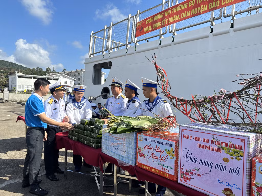 Bộ Tư lệnh Vùng 3 Hải Quân tiếp nhận quà Tết cho bà con, nhân dân và chiến sỹ đảo Cồn Cỏ và Lý Sơn.