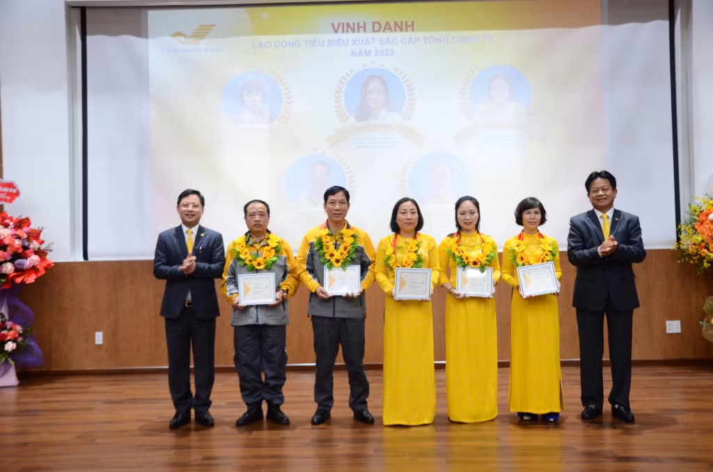 Lãnh đạo Tổng Công ty Bưu điện Việt Nam trao chứng nhận vinh danh cho 5 cá nhân là gương mặt tiêu biểu xuất sắc năm 2023.