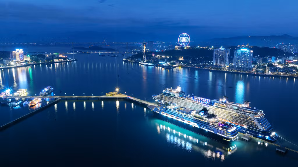 2023-12_Tàu Vasco Da Gama (quốc tịch Bồ Đào Nha) và Tàu Celebrity Solstice (quốc tịch Malta) đưa khách châu Âu, Mỹ đến Hạ Long. Ảnh: Đỗ Phương