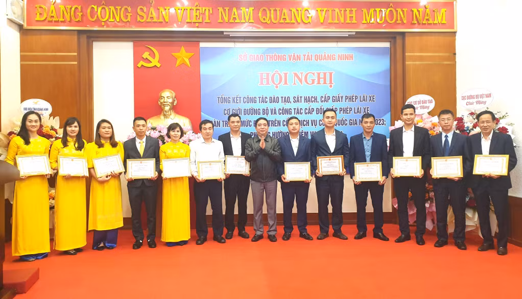 Lãnh đạo Sở GTVT tặng giấy khen cho các cá nhân có thành tích xuất sắc trong việc thực hiện công tác đào tào, sát hạch, cấp GPLX năm 2023.