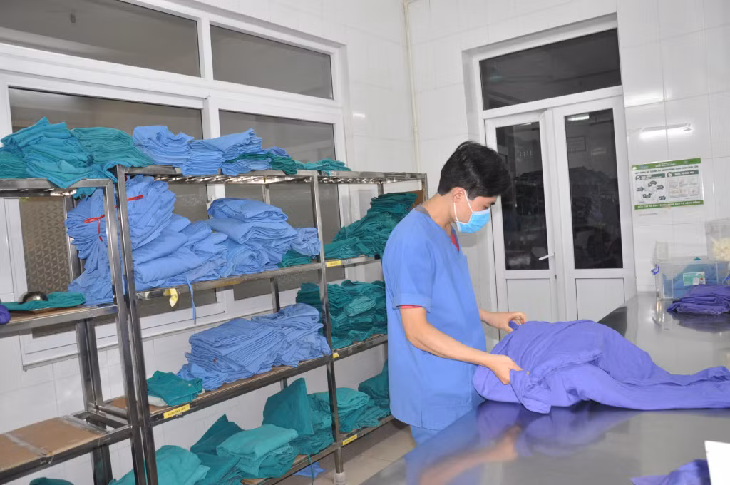 Bệnh viện Bãi Cháy đảm bảo quy trình khử khuẩn quần áo bảo hộ của cán bộ, nhân viên y tế và quần áo, chăn, đệm phục vụ bệnh nhân.
