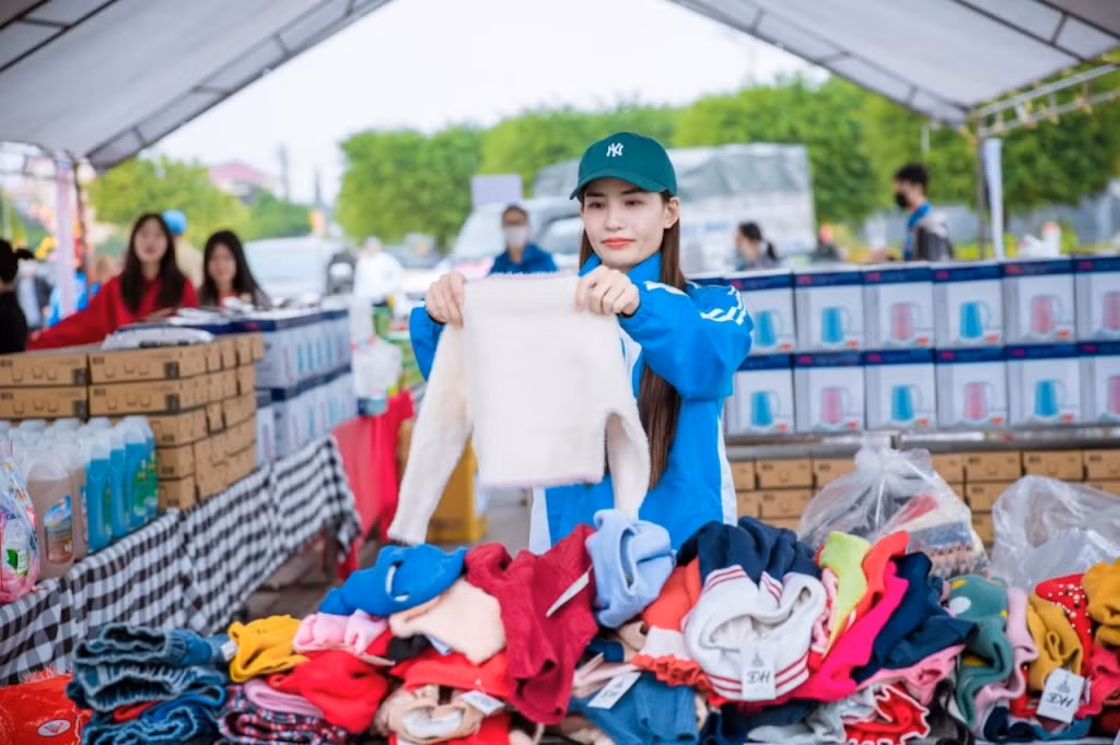 "Chợ Tết 0 đồng" có nhiều mặt hàng phong phú để người dân tham gia lựa chọn.