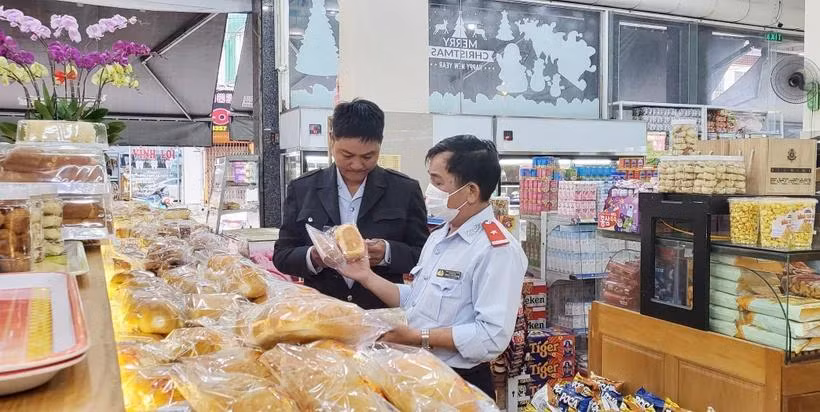 Lực lượng chức năng tỉnh Đắk Lắk kiểm tra, kiểm soát thị trường và an toàn thực phẩm dịp Tết Nguyên đán Quý Mão 2023. (Ảnh: TTXVN phát)