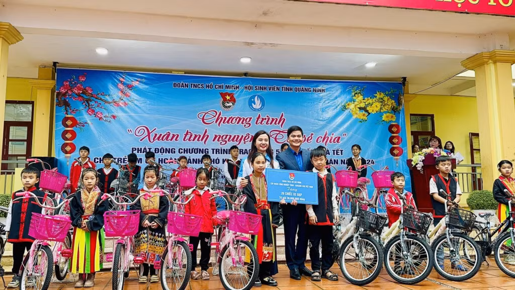 Đoàn Thanh niên TKV trao quà cho các học sinh có hoàn cảnh khó khăn Trường TH&amp;THCS Đồng Lâm 1 (TP Hạ Long).