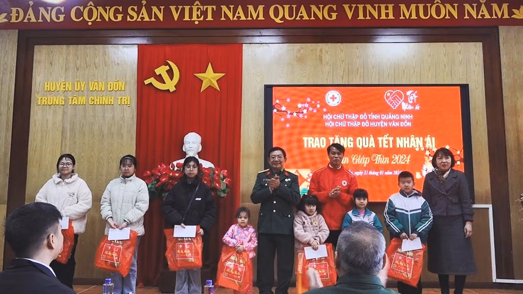 Trao quà Tết cho trẻ em khó khăn.