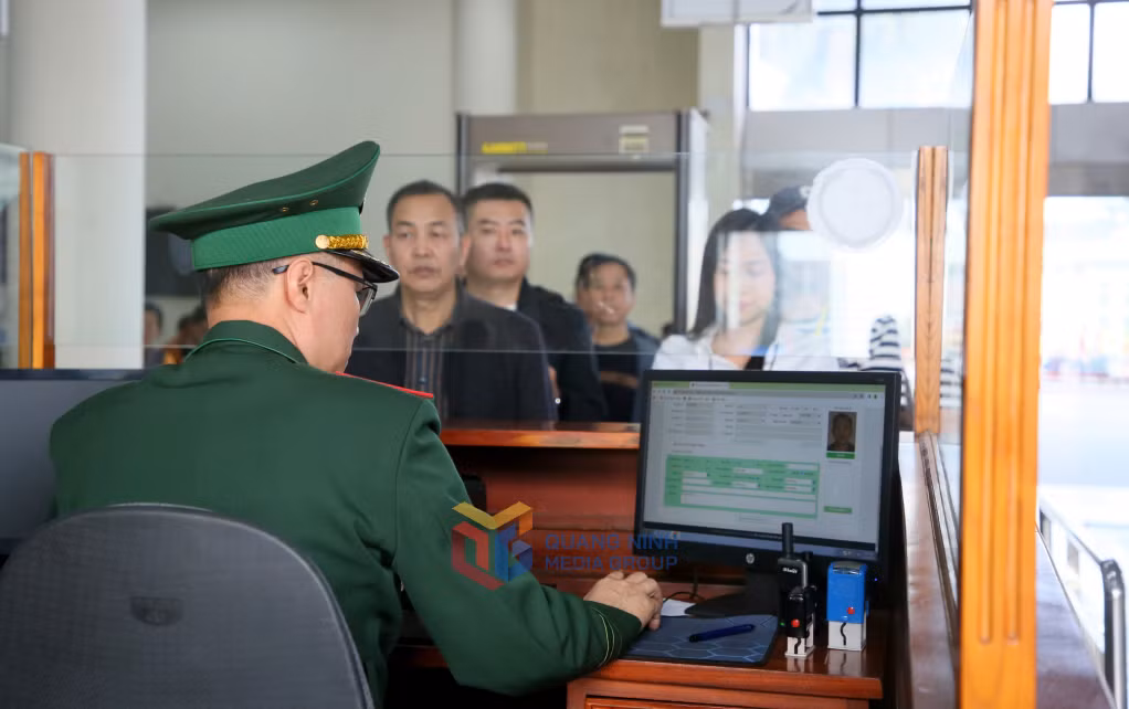 Lực lượng trực ban được đảm bảo và việc giải quyết thủ tục XNC được thực hiện trên hệ thống điện tử giúp người dân hai nước làm thủ tục qua Cửa khẩu Bắc Luân 1 nhanh chóng.