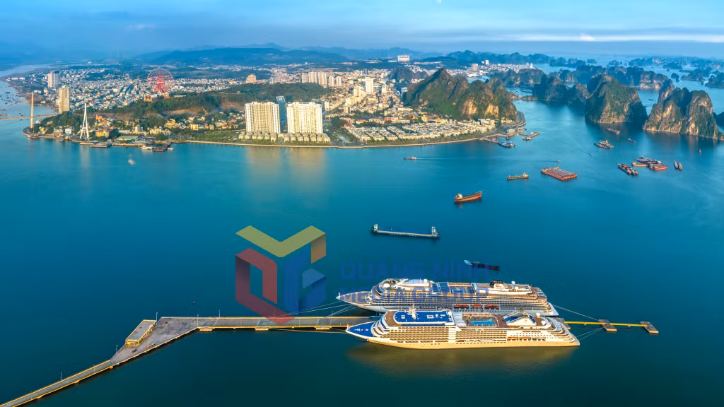 2023-12_Tàu Vasco Da Gama (quốc tịch Bồ Đào Nha) và Tàu Celebrity Solstice (quốc tịch Malta) đưa khách châu Âu, Mỹ đến Hạ Long. Ảnh: Hoàng Ngọc Nghĩa