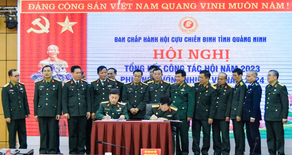 Đại diện Hội CCB các địa phương ký cam kết thi đua năm 2024.