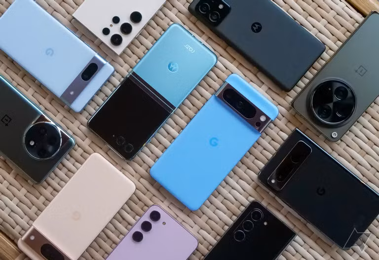 Năm 2024, smartphone sẽ thú vị hơn nhiều với AI tạo sinh, tải ứng dụng từ bên ngoài dễ hơn, hỗ trợ vòng đời lâu hơn. (Ảnh: Android Police)
