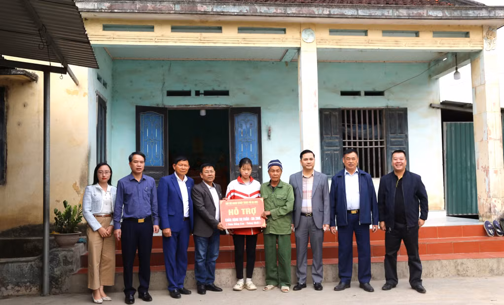 Hiệp hội doanh nghiệp thành phố Hạ Long trao hỗ trợ đỡ đầu em Đặng Thị Xuân ở thôn Đồng Cao, xã Thống Nhất, TP Hạ Long.