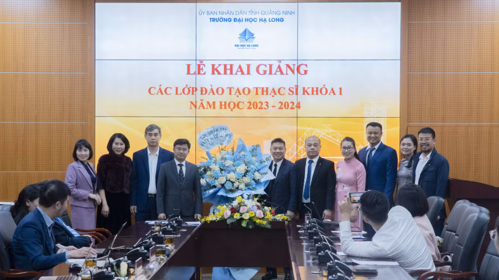 Đại diện các lớp đào tạo thạc sĩ khóa 1 tặng hoa chúc mừng Ban Giám hiệu nhà trường.