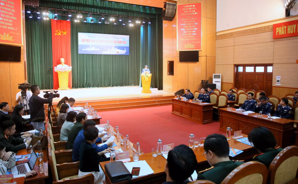 Quang cảnh buổi gặp mặt, tổng kết công tác phối hợp tuyên truyền năm 2023 giữa Bộ Tư lệnh Vùng Cảnh sát biển 1, Đoàn Trinh sát số 1, Đoàn Đặc nhiệm phòng chống tội phạm ma túy số 1 và số 2 với các cơ quan báo chí.