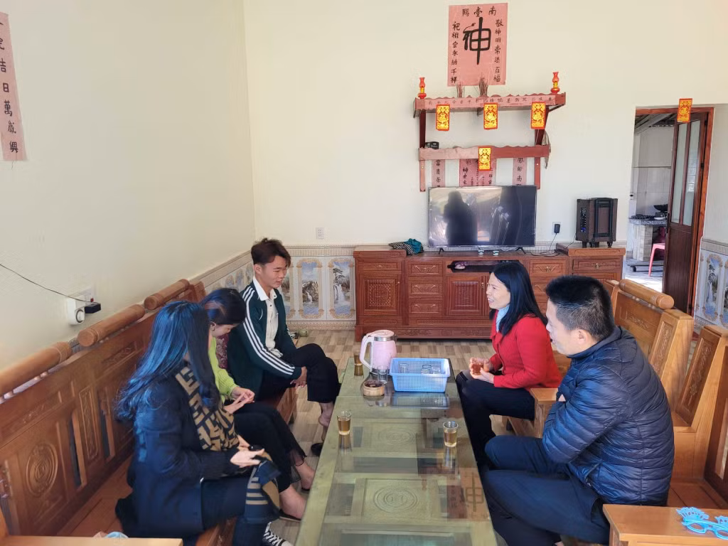 Lãnh đạo Ban Dân tộc tỉnh động viên gia đình có con em có nguy cơ tảo hôn tại xã Quảng Đức, huyện Hải Hà. Ảnh: Ban Dân tộc tỉnh cung cấp