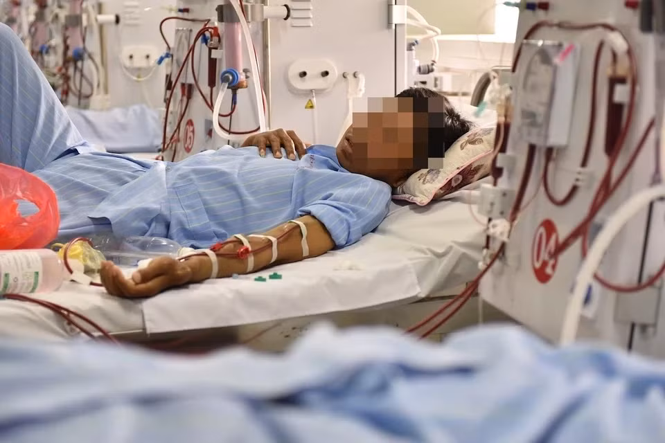 Một bệnh nhân bị suy thận mạn, phải lọc máu định kỳ mới có thể duy trì sự sống. Ảnh: Việt Linh.