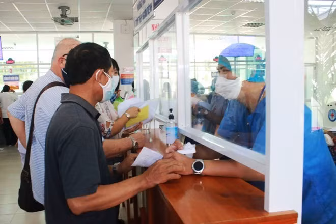 Các cơ sở y tế tại TP Đà Nẵng tiếp nhận khám chữa bệnh cho người dân bằng căn cước công dân. Ảnh: Thùy Trang
