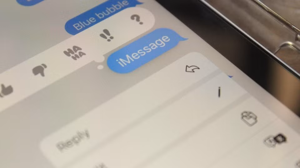 Thông thường, Apple sử dụng hai màu xanh để phân biệt tin nhắn trên iMessage. Xanh dương thể hiện người gửi và người nhận cùng sử dụng thiết bị chạy hệ điều hành iOS hoặc macOS. Ảnh: Shutterstock.