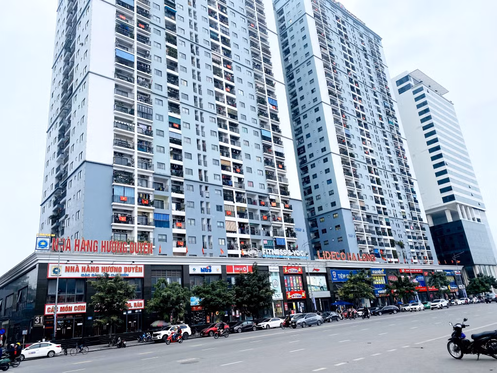Các chung cư dọc đường Trần Hưng Đạo (TP Hạ Long) đều thiếu bãi đỗ xe.