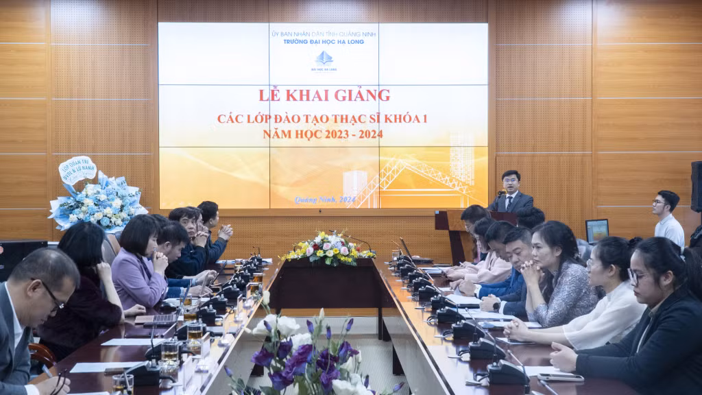 Tiến sĩ Nguyễn Đức Tiệp, Hiệu trưởng Trường Đại học Hạ Long phát biểu tại Lễ khai giảng các lớp đào tạo thạc sĩ khóa 1.