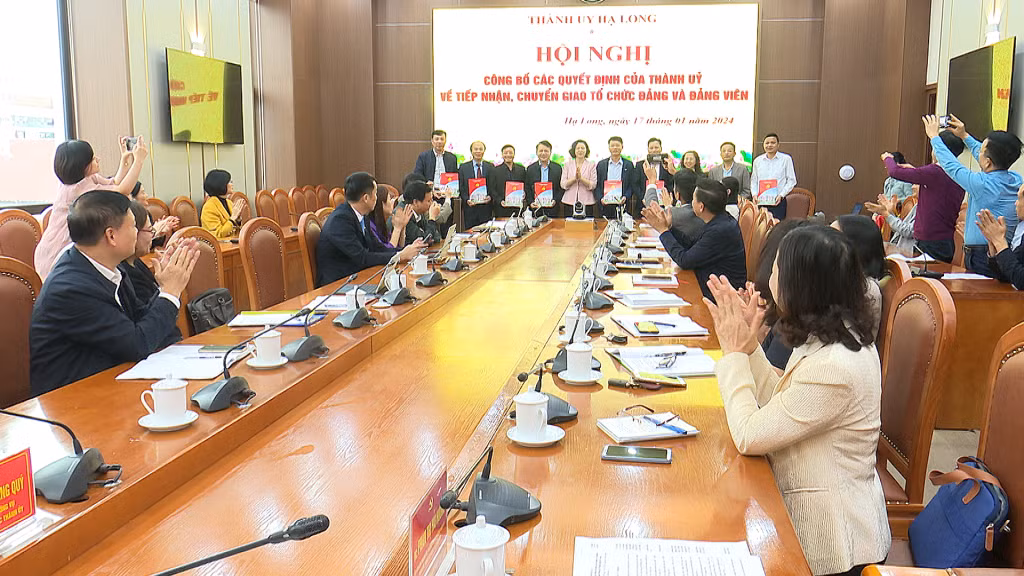 Đảng bộ TP Hạ Long tiếp nhận 17 tổ chức cơ sở đảng từ Đảng bộ khối các cơ quan doanh nghiệp tỉnh.