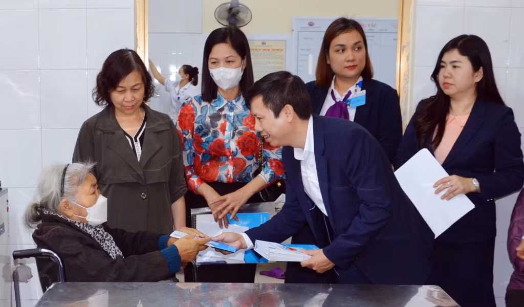 Lãnh đạo BHXH tỉnh thăm hỏi động viên, trao tặng suất quà Tết cho bệnh nhân đang điều trị tại khoa Thận 