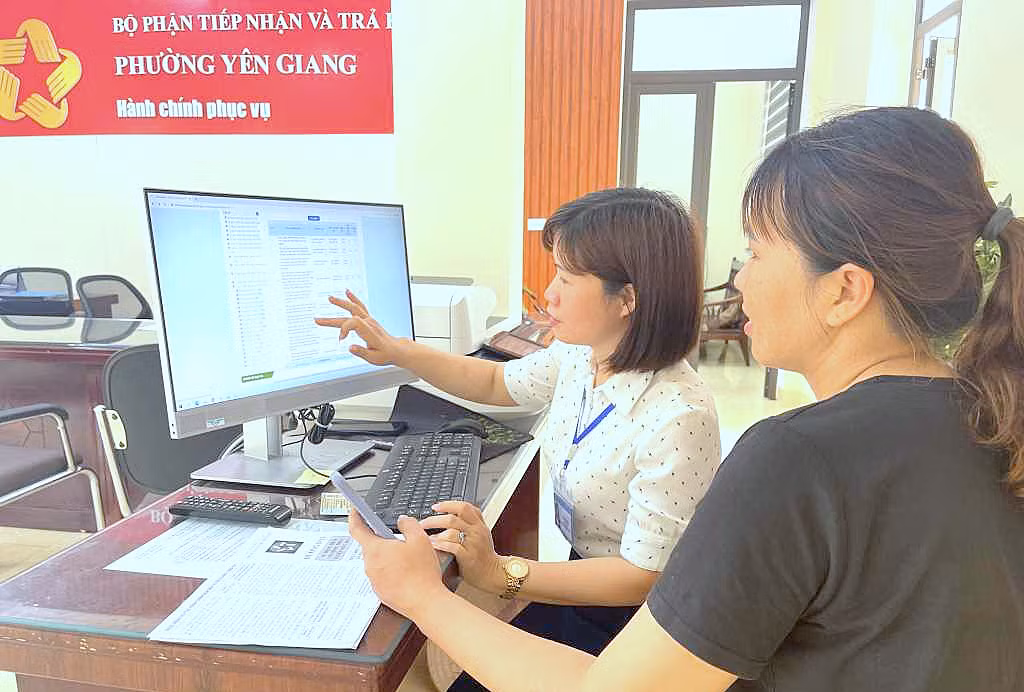 Cán bộ phường Yên Giang (TX Quảng Yên) hướng dẫn người dân sử dụng dịch vụ công trực tuyến.