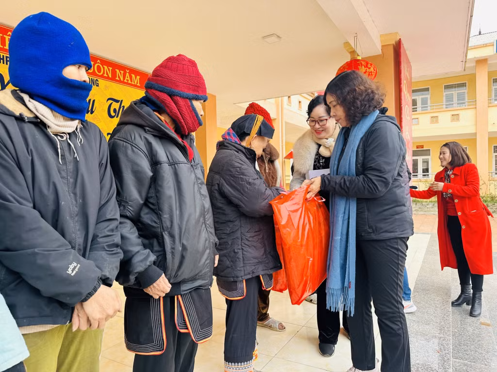 Hội Nữ Doanh nhân trao tặng quà cho các hộ có hoàn cảnh khó khăn xã Kỳ Thượng, TP Hạ Long.