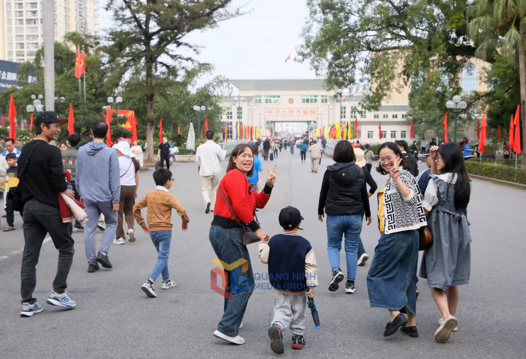Du khách Việt Nam phấn khởi khi hoàn thành thủ tục xuất cảnh, bắt đầu chuyến du lịch Đông Hưng (Trung Quốc) dịp đầu năm 2024.