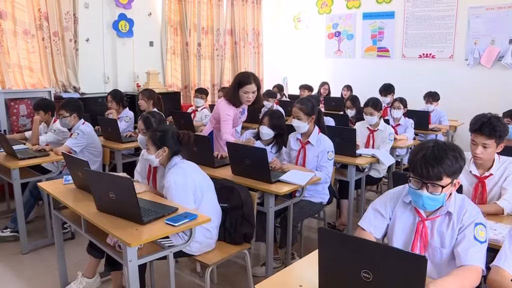 Nhà giáo Ưu tú Nguyễn Sinh Khoa, Trường THCS Thị trấn Ba Chẽ luôn hết lòng vì học sinh. Ảnh nhân vật cung cấp.