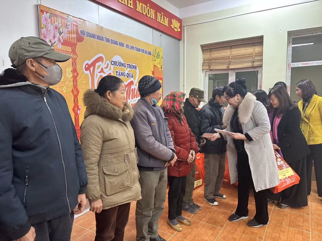 Hội Nữ doanh nhân trao tặng quà cho các hộ có hoàn cảnh khó khăn xã Đồng Lâm, TP Hạ Long.