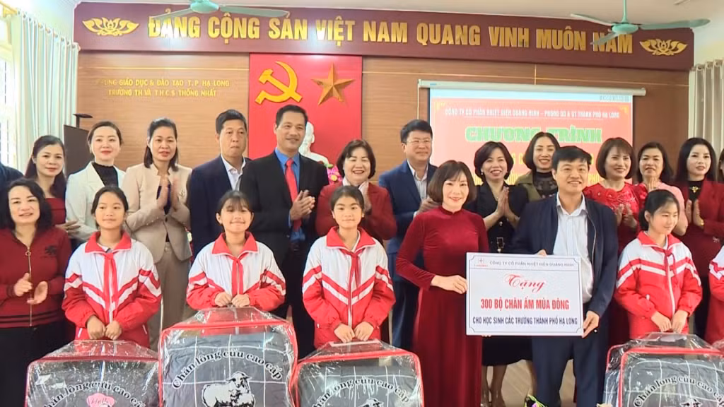Công ty CP Nhiệt điện Quảng Ninh trao tặng chăn ấm mùa đông cho học sinh bán trú tại 17 trường trên địa bàn. Ảnh do đơn vị cung cấp