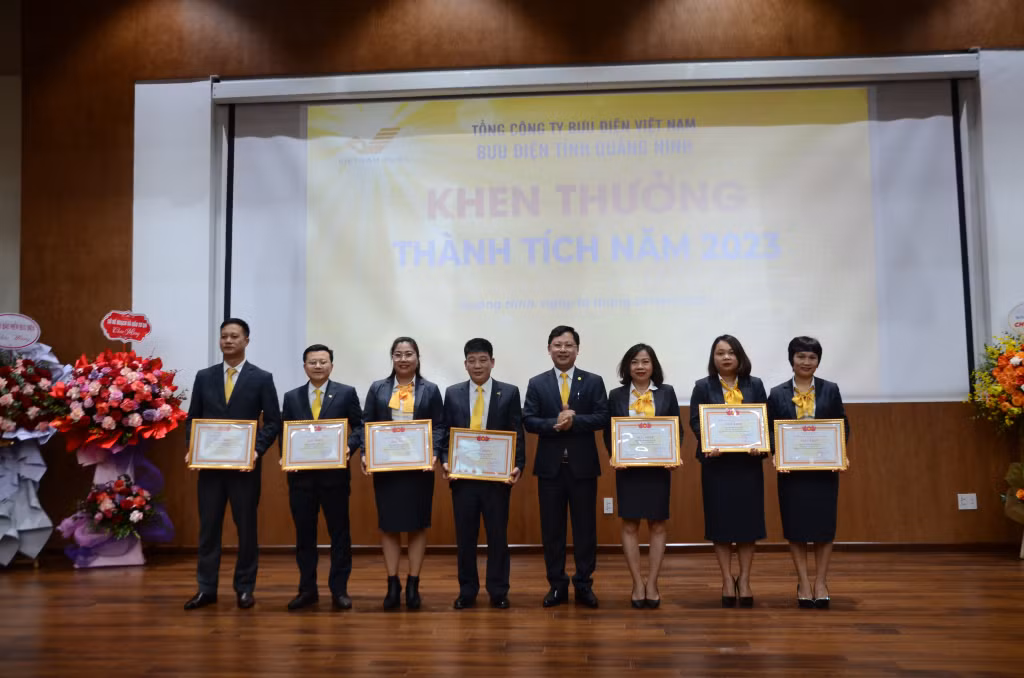 Lãnh đạo Tổng Công ty Bưu điện Việt Nam tặng Giấy khen cho các đơn vị hoàn thành xuất sắc nhiệm vụ năm 2023.