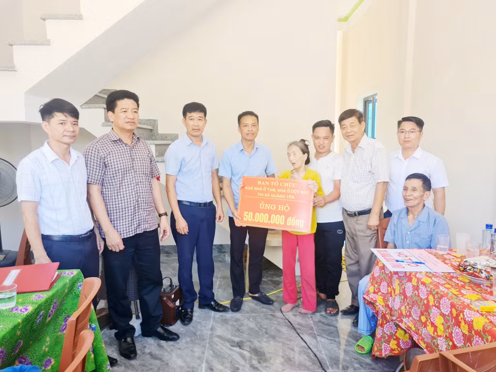 Các ngành, địa phương, đơn vị TX Quảng Yên trao kinh phí hỗ trợ xây dựng nhà ở cho hộ cận nghèo trên địa bàn năm 2023. 