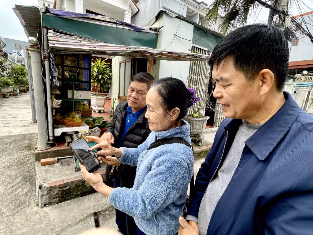 Người dân thôn 11, xã Hạ Long tham gia nhóm zalo của thôn để tiện trao đổi, nắm bắt các thông tin, giúp giảm tải công việc cho cán bộ thôn.