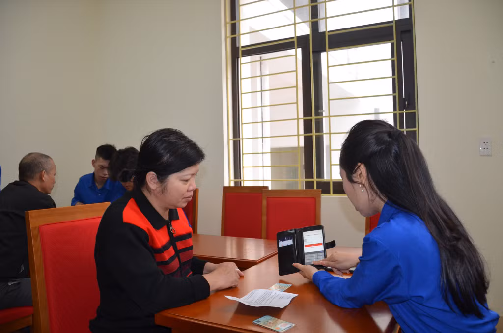 Đoàn Thanh niên thị trấn Cái Rồng (huyện Vân Đồn) hướng dẫn người dân cài đặt, sử dụng tài khoản định danh điện tử.