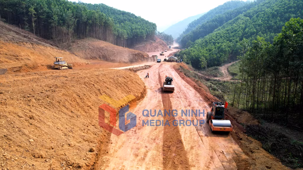 Dự án cải tạo, nâng cấp đường tỉnh 342 qua huyện Ba Chẽ (2-2023). Ảnh: Mạnh Trường