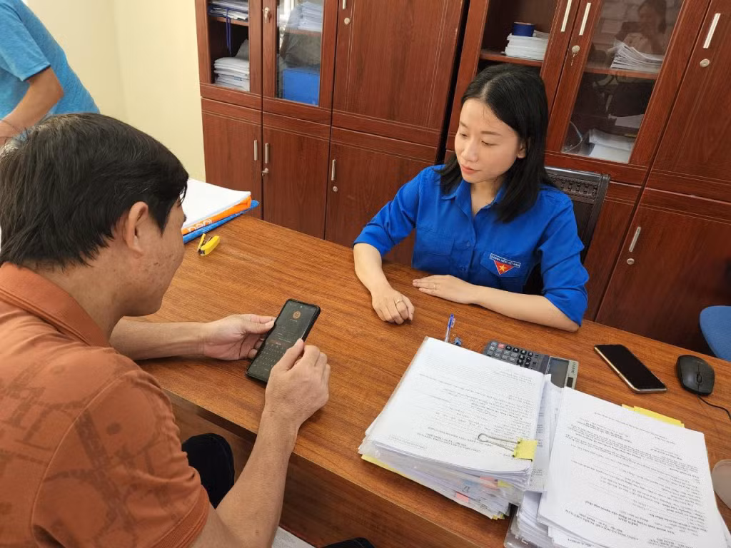 Đoàn viên, thanh niên Chi cục Thuế khu vực Hải Hà - Đầm Hà hướng dẫn người dân cài đặt ứng dụng eTax Mobile. (Ảnh ngành thuế cung cấp)