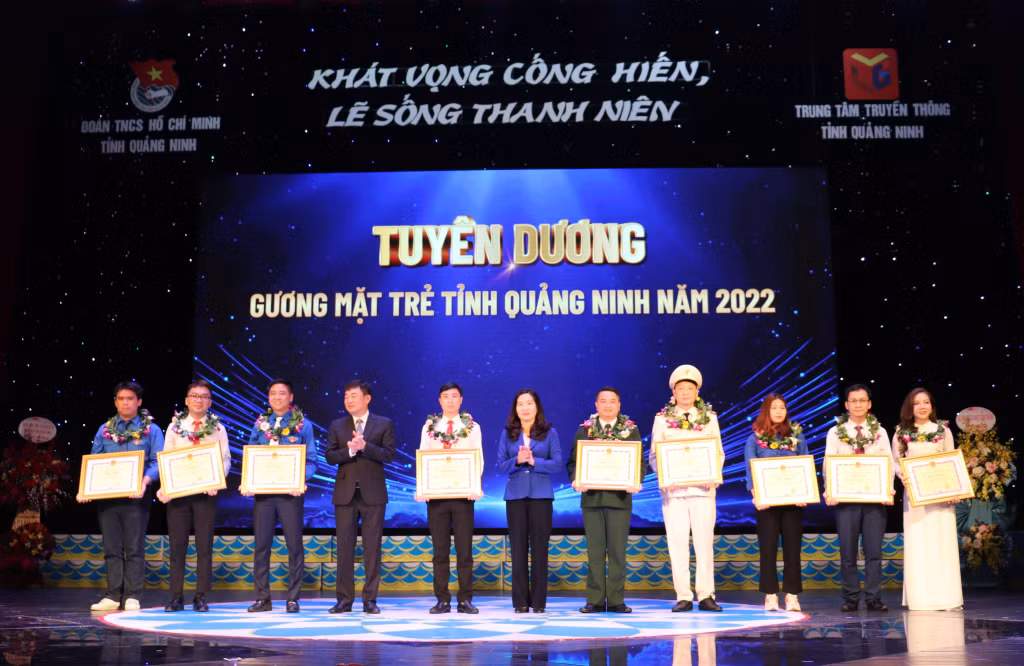 Các đồng chí Ngô Hoàng Ngân, Phó Bí thư Thường trực Tỉnh ủy và Nguyễn Thị Hạnh, Phó Chủ tịch UBND tỉnh, tuyên dương 9 Gương mặt trẻ tỉnh Quảng Ninh năm 2022 (3-2023). Ảnh: Hoàng Quỳnh