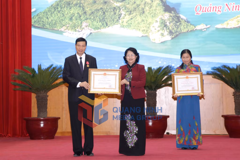 Phó Chủ tịch nước Đặng Thị Ngọc Thịnh trao tặng Huân chương Lao động hạng Nhì cho đồng chí Nguyễn Đức Long, Phó Bí thư Tỉnh uỷ, Chủ tịch UBND tỉnh