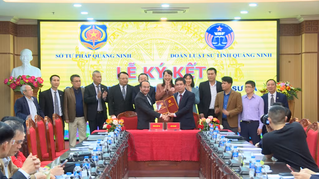 Đại diện lãnh đạo Sở Tư pháp và Đoàn Luật sư tỉnh ký kết Quy chế phối hợp quản lý luật sư và hành nghề luật sư trên địa bàn tỉnh.