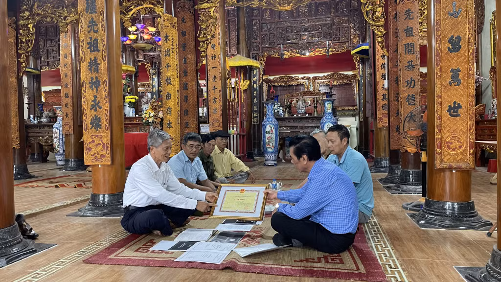 Cán bộ Hội Khuyến học tỉnh (hàng đầu, bên phải) thăm dòng họ Vũ Tam (TX Quảng Yên).