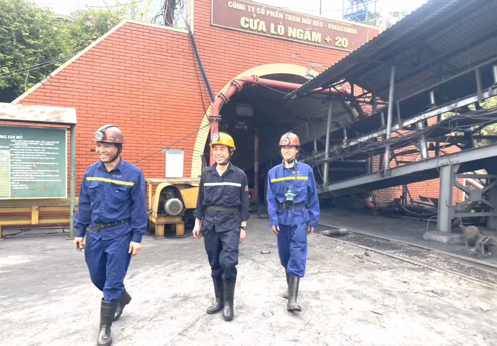 Nguyễn Công Soái (ngoài cùng bên trái) cùng đồng nghiệp vui mừng hoàn thành ca sản xuất.
