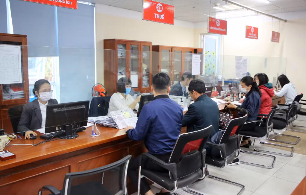Cán bộ Trung tâm Hành chính công TP Hạ Long giải quyết TTHC cho người dân, doanh nghiệp qua hệ thống một cửa điện tử và Cổng dịch vụ công của tỉnh.