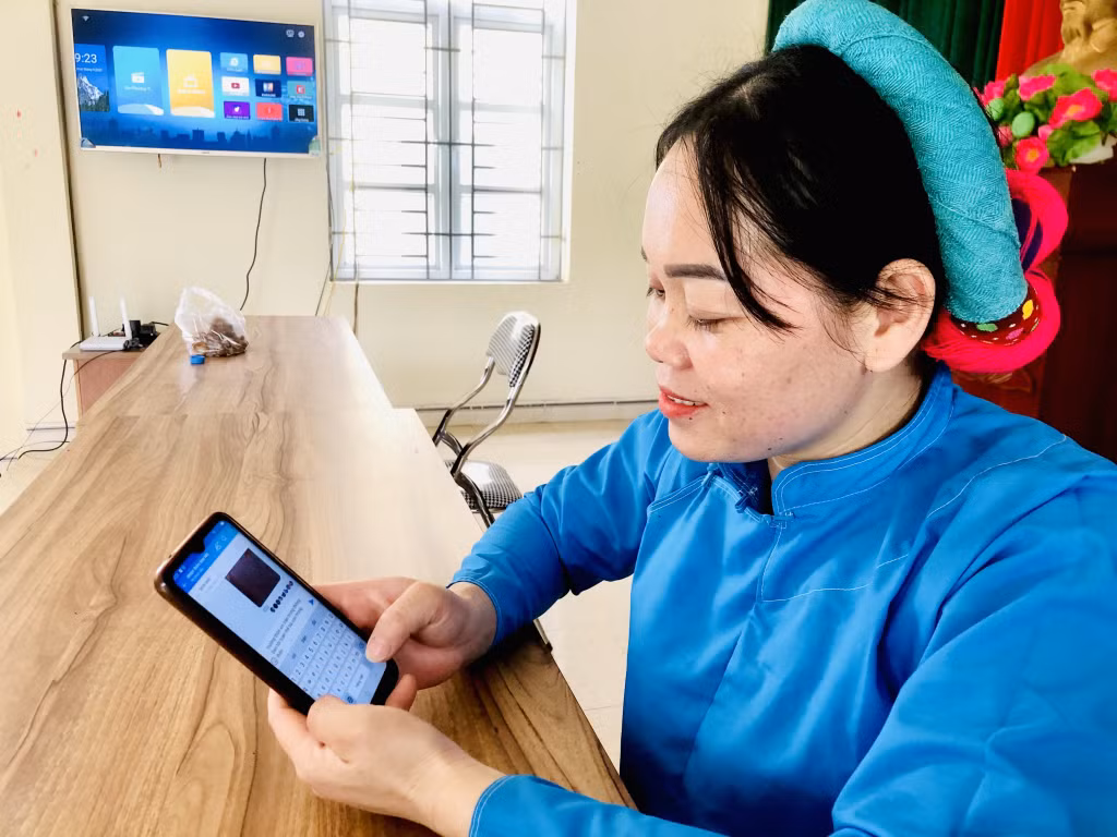 Người dân thôn Khe Mó, xã Húc Động, huyện Bình Liêu sử dụng mạng di động trong triển khai công việc.