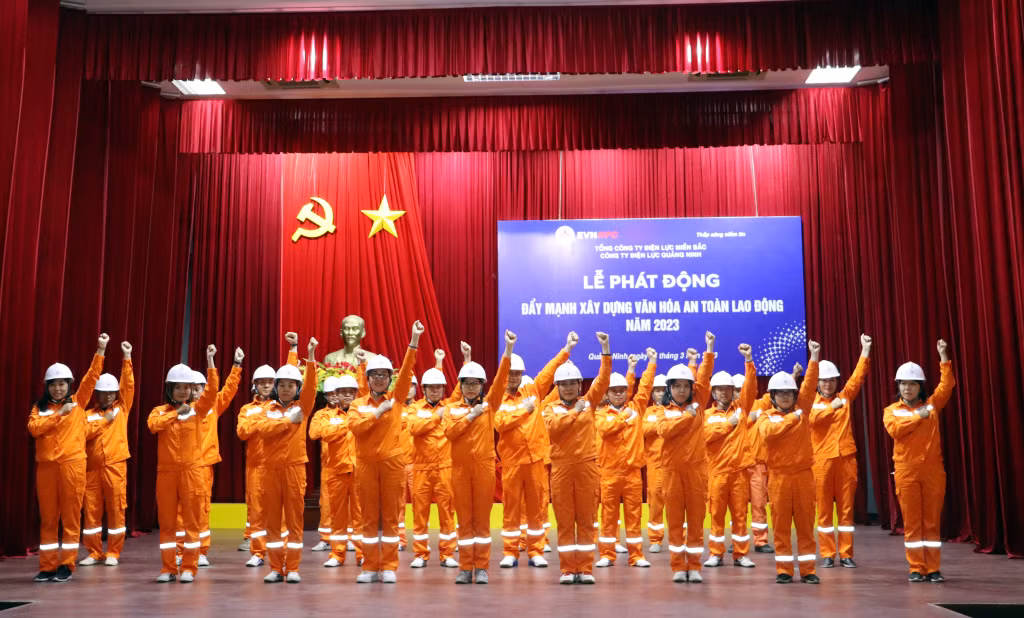 Tập thể CBCNV, người lao động Công ty Điện lực Quảng Ninh tuyên thệ đồng lòng đẩy mạnh xây dựng văn hóa an toàn lao động tại Lễ phát động.