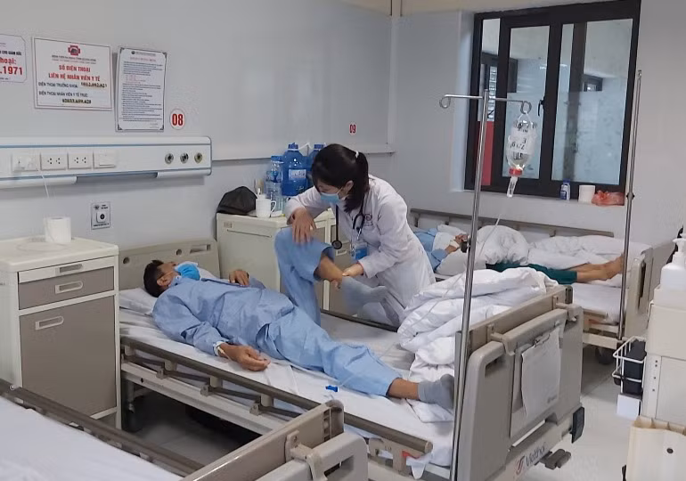 Bác sĩ kiểm tra sức khỏe cho bệnh nhân BHYT nằm điều trị tại khoa tim mạch, Bệnh viện Đa khoa tỉnh.