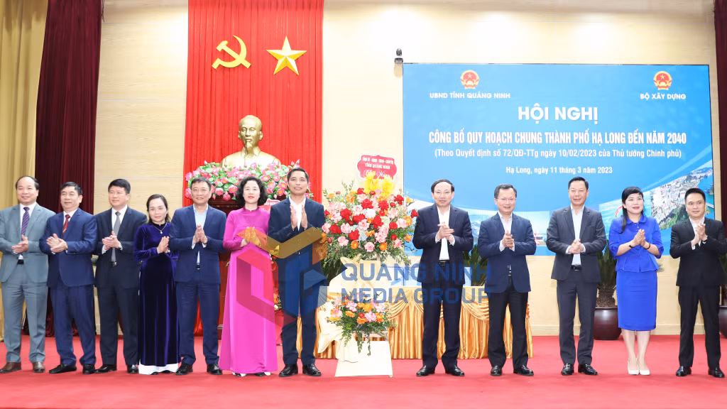 Các đồng chí lãnh đạo tỉnh Quảng Ninh chúc mừng TP Hạ Long.
