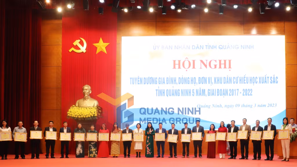 Đồng chí Nguyễn Thị Hạnh, Phó Chủ tịch UBND tỉnh, Chủ tịch Hội Khuyến học tỉnh trao Bằng khen của UBND tỉnh cho các gia đình, dòng họ, đơn vị, khu dân cư hiếu học có thành tích xuất sắc 5 năm giai đoạn 2017-2022 (3-2023). Ảnh: Thu Chung