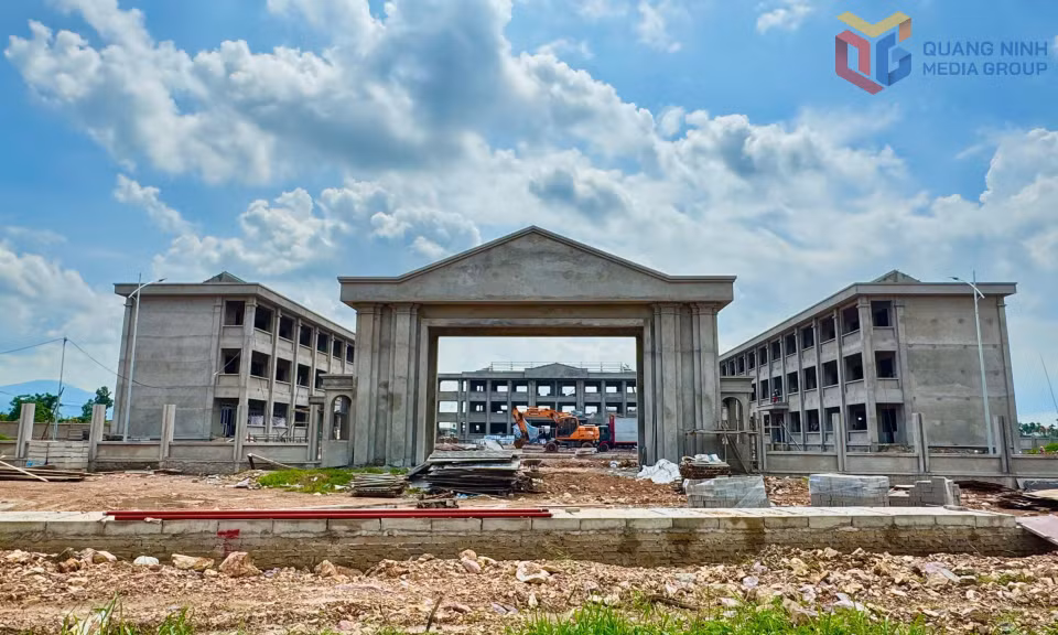 Trường THCS Hồng Thái Đông (phường Hoàng Quế) đang được gấp rút hoàn thành.